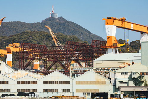 戦艦武蔵が建造された長崎の造船所とオレンジ色のクレーン