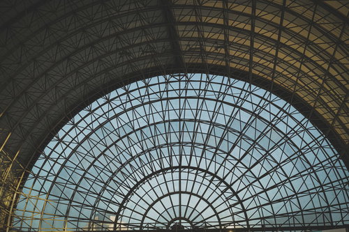 分度器の形をしたインテックス大阪の半円状ガラス屋根