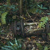 第204設営隊釜場に散乱する石井式濾水機の写真