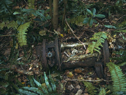 第204設営隊釜場に散乱する石井式濾水機