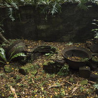 第204設営隊釜場跡にいまだ残る石組みや鍋の写真