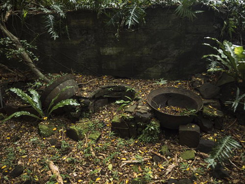 第204設営隊釜場跡にいまだ残る石組みや鍋