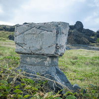 硫黄島の海岸に立つ西大佐戦死の碑を背後から見た風景の写真