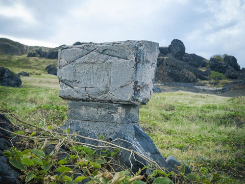硫黄島の海岸に立つ西大佐戦死の碑を背後から見た風景