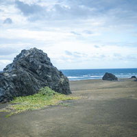 西大佐戦死の碑から観た東海岸のごつごつした岩の写真