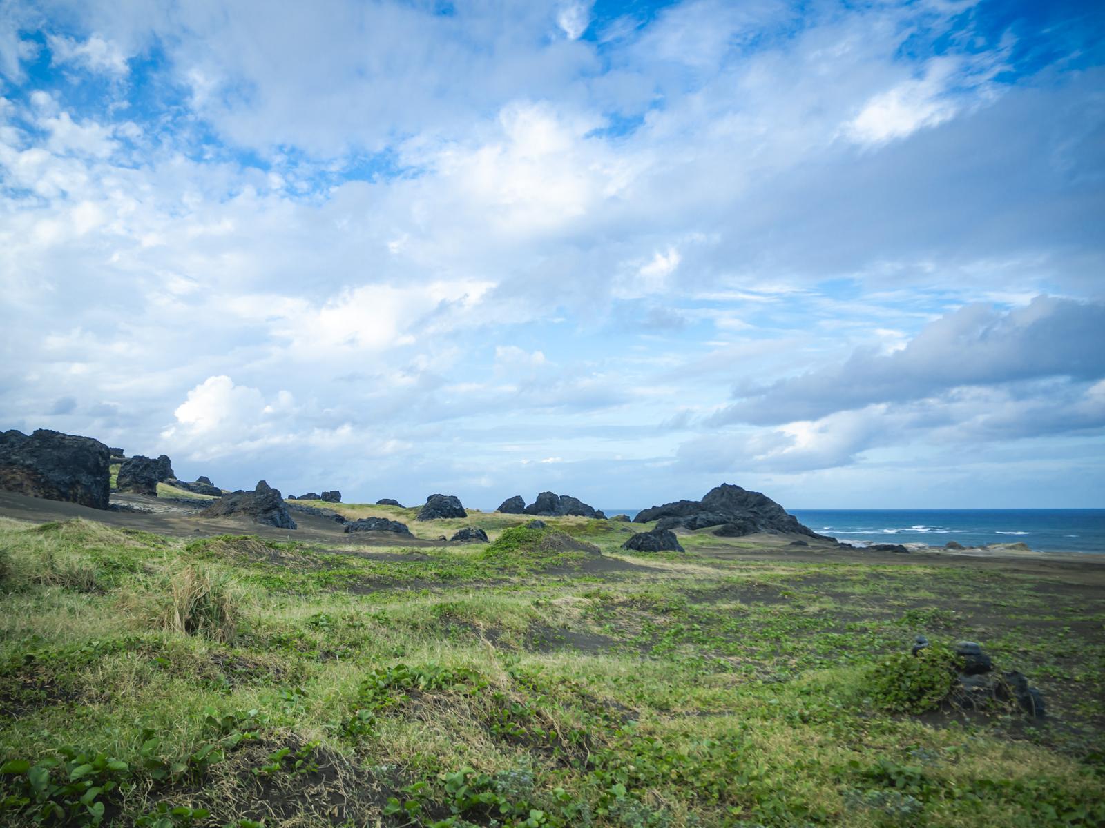 硫黄島の東海岸で黒い溶岩岩が点在し太平洋を望む景観