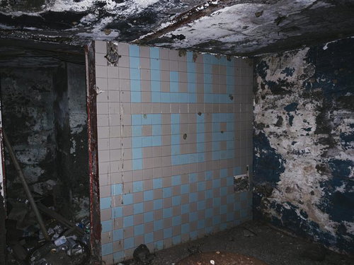 タイルによって飾られた米軍IWOパブの壁