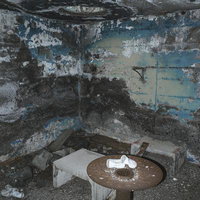 まだ塗料が所々に残る米軍IWOパブの壁（硫黄島）の写真