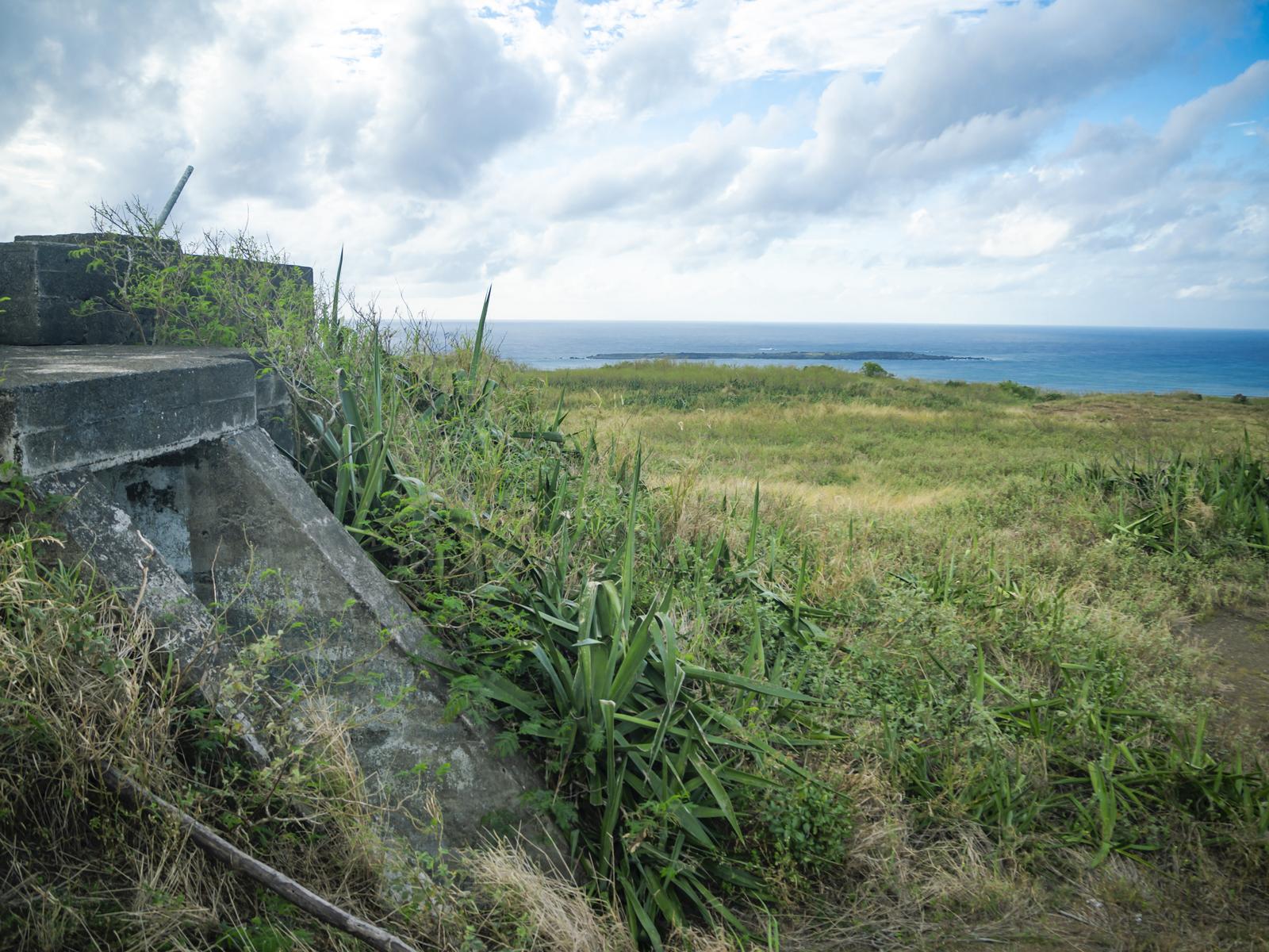 米軍IWOパブの遺構と硫黄島の海岸線を望む風景