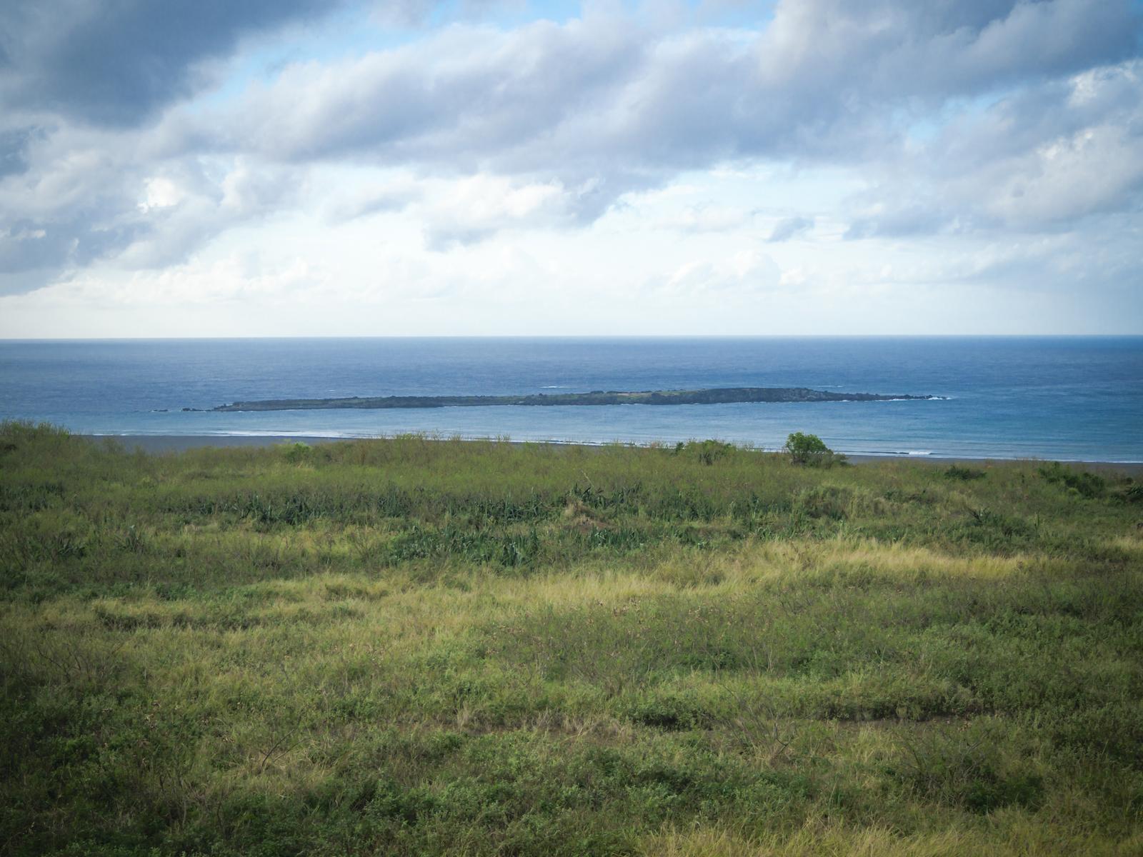 硫黄島の米軍IWOパブ屋上から見た監獄岩と海の風景
