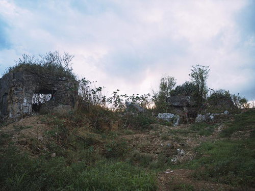 厚い雲を背にした海軍南地区砲台群