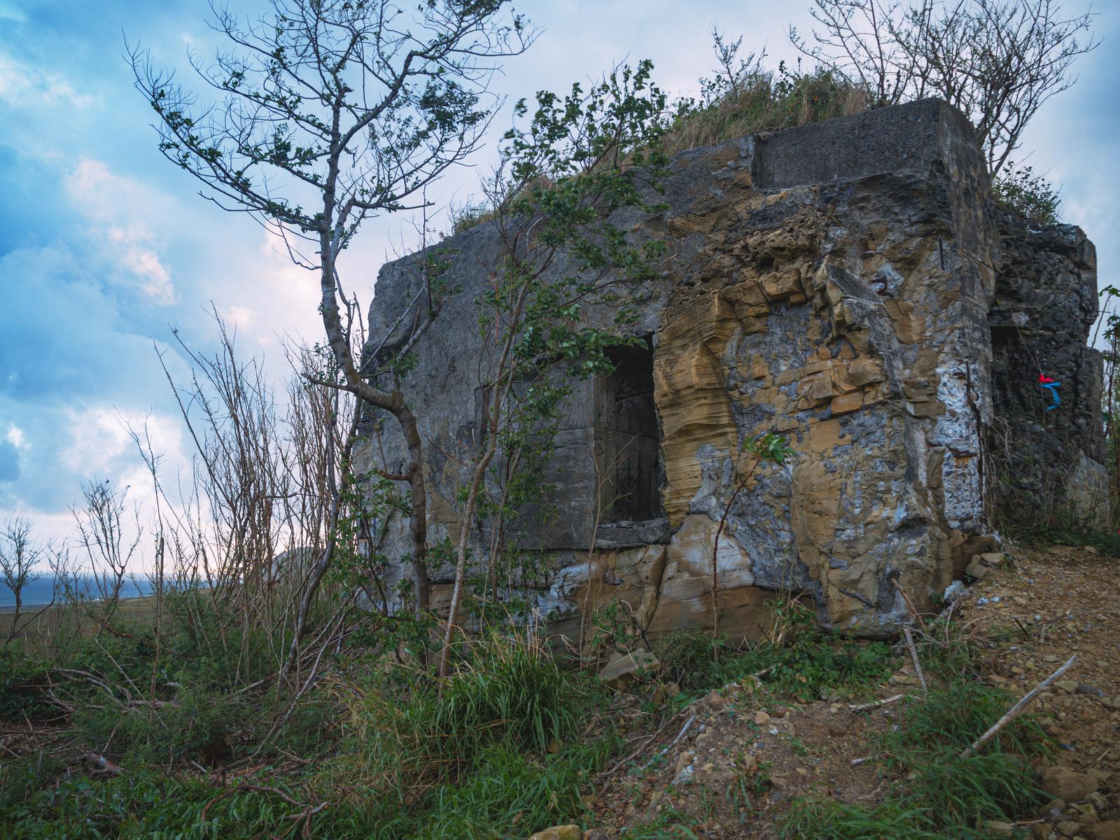 硫黄島に残る海軍南地区砲台群の風化したコンクリート製遺構
