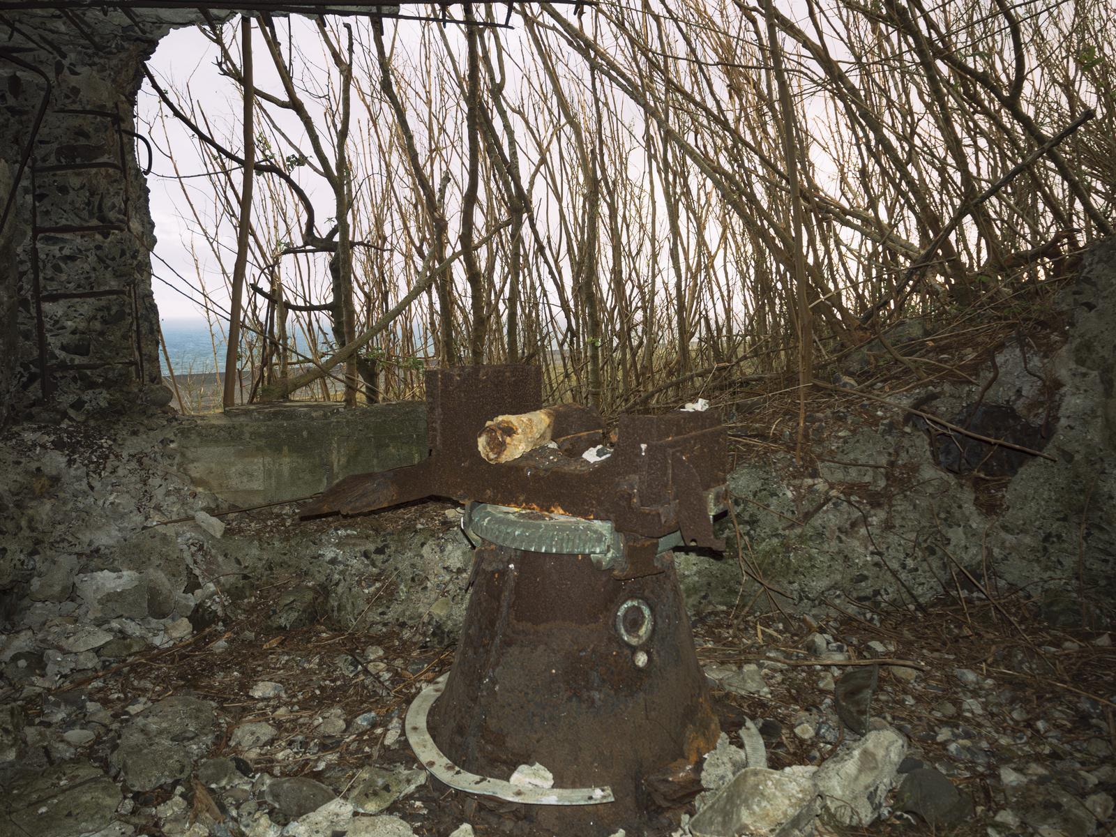 硫黄島の砲台群内部に残る12糎砲砲座と周囲の遺跡