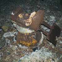 錆び付いた12糎砲砲座の戦跡の写真