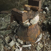 錆びてボロボロになりながらかろうじて姿を残す12糎砲砲座の写真