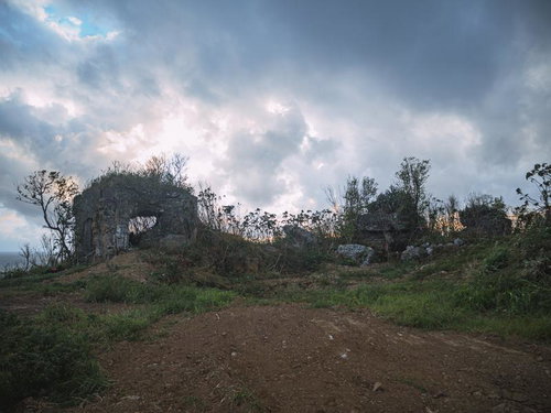 輝く雲の下に姿を見せる海軍南地区砲台群