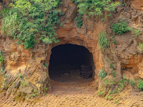 薄暗い戦車壕又は魚雷調整所内に残された米軍ベッド