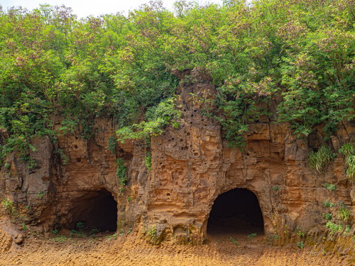 激戦地だった事を物語る今も岩壁に無数に残る弾痕