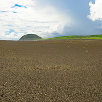 翁浜から遠くの摺鉢山を望むの写真