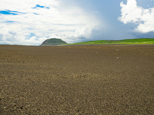 翁浜から遠くの摺鉢山を望む