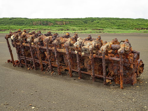 隆起によって2021年よりも大きく露出した翁浜の沈船のエンジン