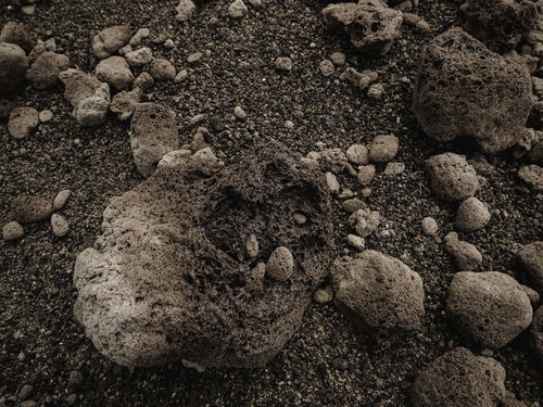 内部が発泡しており噴出したマグマが急速に冷やされて固まったとみられる翁浜に漂着した岩塊