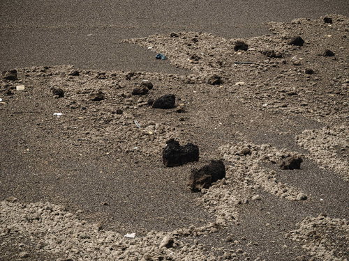 ▲翁浜に漂着した軽石と岩塊の写真