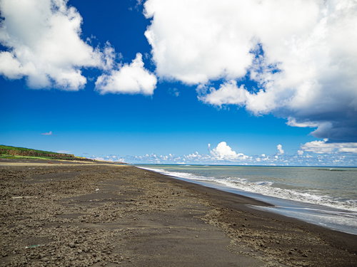 大量の軽石や岩塊、海洋ごみに覆われた翁浜と神山海岸