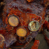 翁浜の沈船のエンジン部に残る計器らしき物の写真