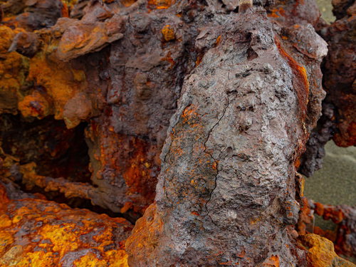 元の姿がうかがい知れないボロボロの翁浜の沈船