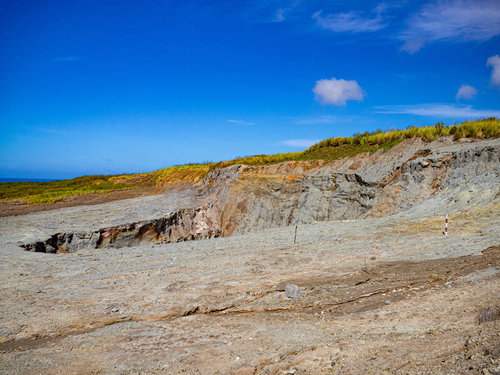 硫黄島西側の荒れ地にぽっかりと口を開けた鶯地獄（阿蘇台陥没孔）