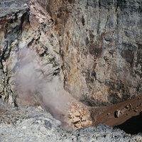 底から噴気が噴出している鶯地獄の様子の写真