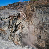 過去の噴火によって陥没した鶯地獄の壁面の写真
