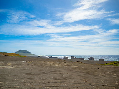 千鳥ヶ浜（西海岸）の沈船群と奥に霞む摺鉢山