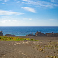 ▲戦後米軍が港湾整備のために海に沈めたコンクリート船が海底隆起によって姿を現した沈船群の写真