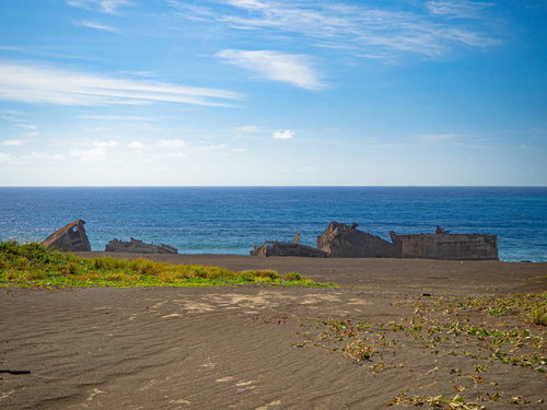 ▲戦後米軍が港湾整備のために海に沈めたコンクリート船が海底隆起によって姿を現した沈船群