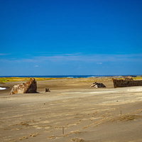 千鳥ヶ浜（西海岸）に横たわるぼろぼろに朽ちた船の残骸の写真