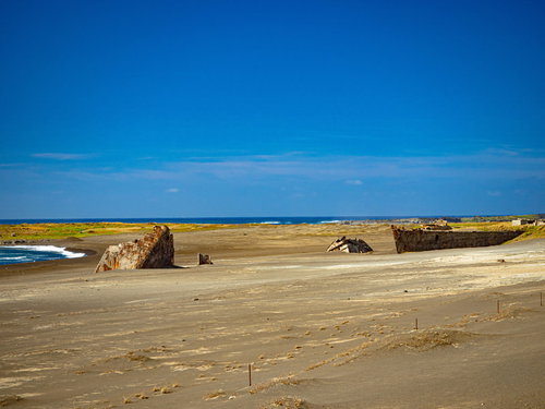 千鳥ヶ浜（西海岸）に横たわるぼろぼろに朽ちた船の残骸