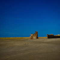 青い空と船形の残骸（硫黄島）の写真