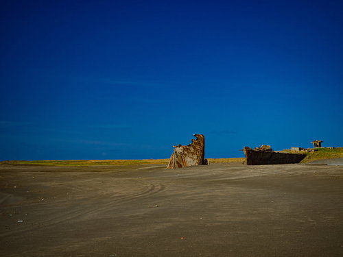 青い空と船形の残骸（硫黄島）