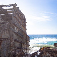 ▲ボロボロになり骨組みの鉄筋が露わになったコンクリート船の残骸の写真