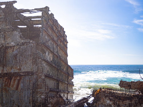 ▲ボロボロになり骨組みの鉄筋が露わになったコンクリート船の残骸