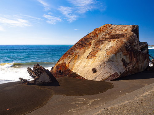 崩れ露わになった鉄筋がまるで模様のようにも見えるコンクリート船の残骸
