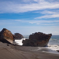 激しく寄せる波のしぶきに霞む千鳥ヶ浜の沈船群の写真