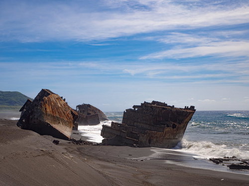 激しく寄せる波のしぶきに霞む千鳥ヶ浜の沈船群