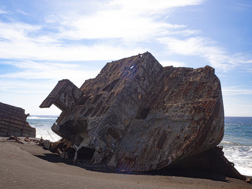 ボロボロに朽ちて千鳥ヶ浜に横たわる、海底の隆起によって姿を現した船の残骸