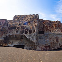 千鳥ヶ浜の波打ち際に横たわり朽ちてゆく船の姿の写真