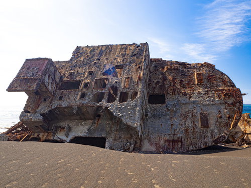 千鳥ヶ浜の波打ち際に横たわり朽ちてゆく船の姿