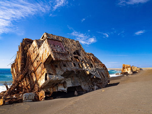 海底隆起によって海の底から姿を現し再び南国の光に焼かれる船の残骸