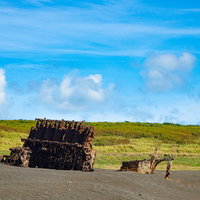 硫黄島の海底の隆起によって現れた沈船のエンジンと周囲に散らばる瓦礫の写真
